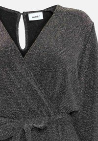 Vestido negro ajustado con una sutil textura brillante, escote en V y cinturón atado. Presenta un corte en forma de llave en la parte posterior.