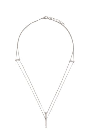Srebrzysty naszyjnik z dwiema delikatnymi łańcuszkami tworzącymi kształt litery V, z pionowym zawieszką w postaci słupka i regulowanym zapięciem.