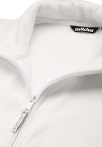 Weißer Fleece-Reißverschlussjacke mit hohem Kragen. Mit einem weißen Reißverschluss und einem schwarzen Etikett mit "switcher"-Logo im Kragenbereich. Weiche Textur.