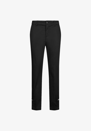 Pantalon noir droit sur mesure avec passants pour ceinture, fermeture à boutons à l'avant, et détails subtils avec boucle près des chevilles.