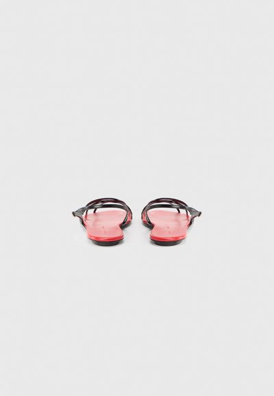 Μαύρα σανδάλια με λεπτά λουράκια και ζωντανή κόκκινη σόλα. Σχεδιασμός με επίπεδη βάση, ανοιχτή μύτη, με ελάχιστες λεπτομέρειες και απαλή υφή.