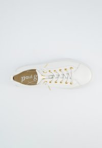 Sneaker in pelle bianca con occhielli dorati e lacci bianchi. Suola in gomma piatta, punta arrotondata e interni beige con il nome del brand stampato.