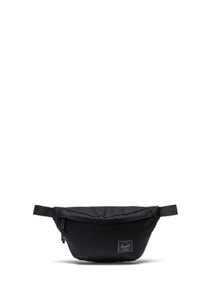 Schwarze Stoff-Gürteltasche mit runder Form, Reißverschluss, verstellbarem Gurt und einem kleinen Logopatch auf der Vorderseite.