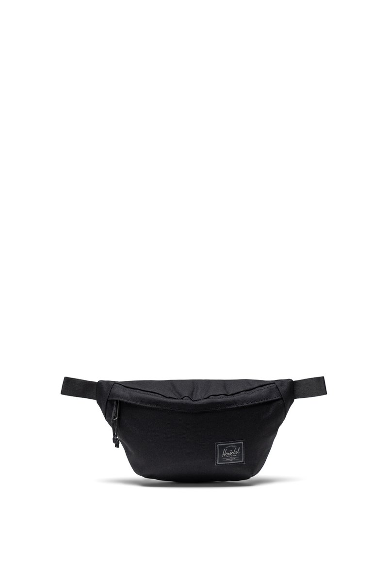 Sac banane en tissu noir avec une forme arrondie, fermeture éclair, sangle réglable et une petite étiquette logo sur le devant.