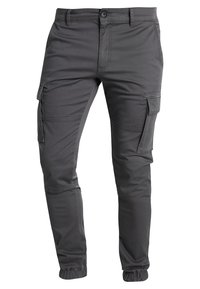 Pantalon cargo gris foncé avec plusieurs poches, fermeture par bouton et zip, et poignets élastiques aux chevilles.