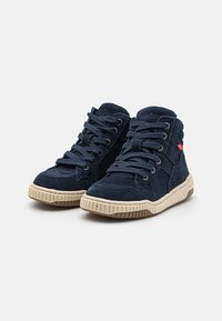 Sneakers high-top in camoscio blu Navy con suola in gomma, pannelli texturizzati e dettagli in mesh. Presentano lacci piatti e un piccolo etichetta di branding rossa.