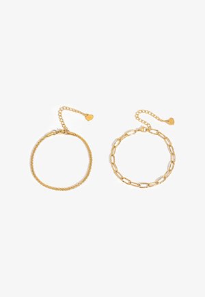 Zwei Armbänder in Goldoptik mit verstellbaren Ketten, eines mit einem fein strukturierten Band und das andere mit verlängerten Kettengliedern, beide mit herzförmigen Anhängern.