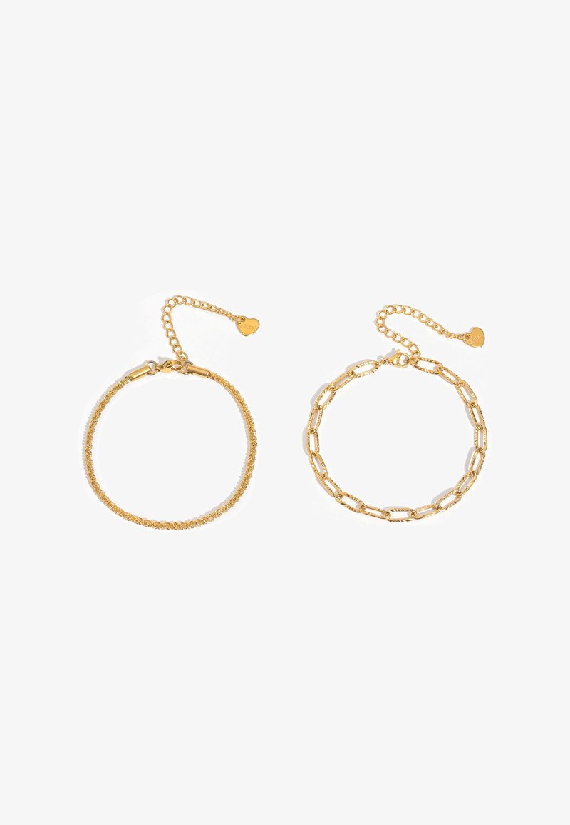 Zwei Armbänder in Goldoptik mit verstellbaren Ketten, eines mit einem fein strukturierten Band und das andere mit verlängerten Kettengliedern, beide mit herzförmigen Anhängern.