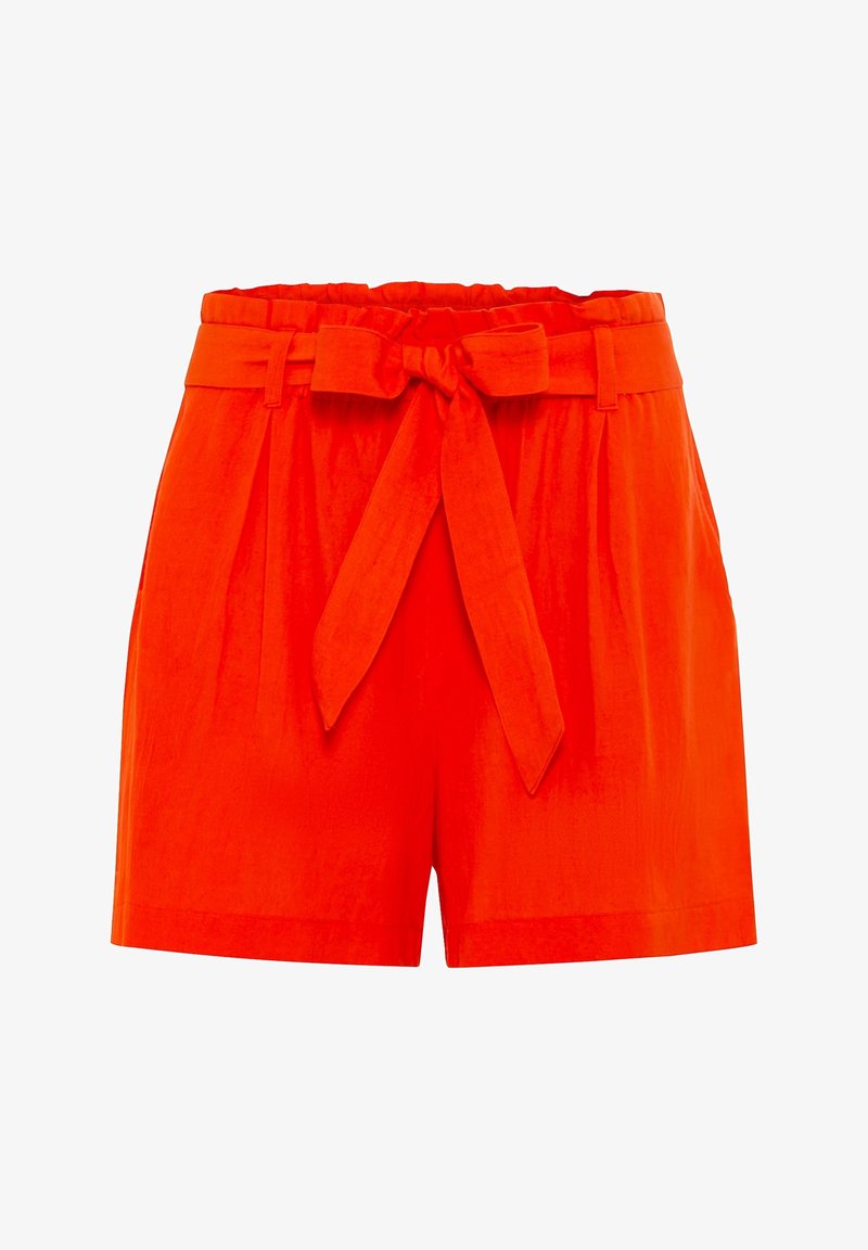Pantalones cortos de lino rojo con una cintura alta, cinturón de lazo y ajuste relajado. Presenta detalles de costura y una textura suave.