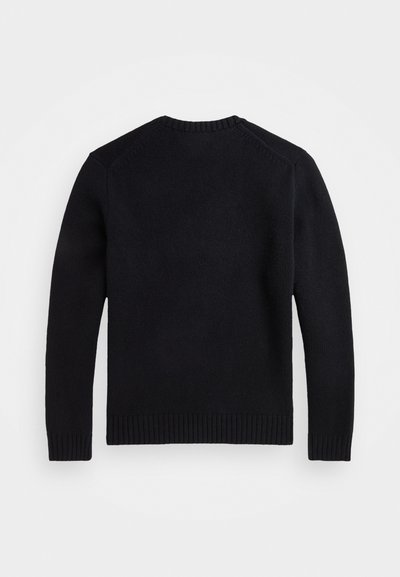 Juodas megztinis su apvaliu kaklu, ilgomis rankovėmis, raukšlėtėmis ant rankovių ir apatinės dalies. Jis turi lygų paviršių ir klasikį siluetą, o nugarinė dalis yra tvarkinga.