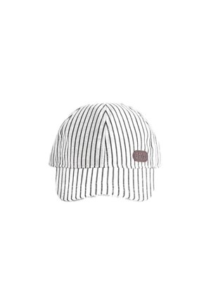 Cappellino da baseball bianco con sottili strisce verticali nere e una piccola toppa marrone con l'etichetta "JoJo" sulla parte anteriore destra.