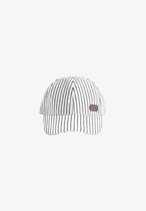 Cappellino da baseball bianco con sottili strisce verticali nere e una piccola toppa marrone con l'etichetta "JoJo" sulla parte anteriore destra.