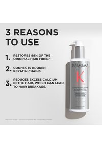 Kérastase hårbehandling i en silverflaska med pump dispenser. Har fet svart text som framhäver tre viktiga fördelar.