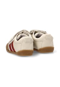 Zapatos de cuero blancos con rayas rojas, con un perfil bajo, punta redondeada y suela de goma flexible. Incluye acentos texturizados.