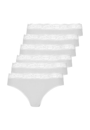 Fünf weiße Damen-Bikini-Slips mit einem breiten floralen Spitzenbund, gestapelt in einer versetzten Reihe auf weißem Hintergrund.