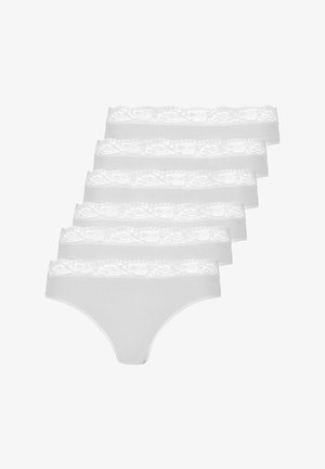 Fünf weiße Damen-Bikini-Slips mit einem breiten floralen Spitzenbund, gestapelt in einer versetzten Reihe auf weißem Hintergrund.