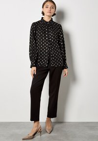 Unselected, black