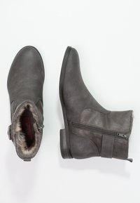 Stivaletti grigi alla caviglia realizzati in materiale sintetico testurizzato, dotati di zip laterale, fodera in pelliccia e tacco piatto per il massimo comfort.