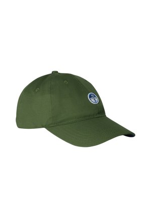 Cappellino da baseball verde oliva con visiera curva e piccolo logo rotondo blu e bianco a forma di bussola sul pannello frontale.