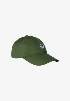 Cappellino da baseball verde oliva con visiera curva e piccolo logo rotondo blu e bianco a forma di bussola sul pannello frontale.