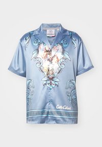 Chemise courte à manches en satin bleu clair, ornée de motifs floraux multicolores et de motifs mythologiques complexes, avec un col et une fermeture à boutons.