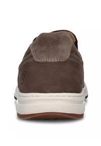 Scarpa slip-on in suede marrone con suola bianca, caratterizzata da una superficie liscia e dettagli cuciti sul tallone. Design semplice e versatile.