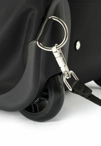 Czarna torba na kółkach z fakturowaną powierzchnią. Posiada srebrny uchwyt i pasek, a także czarne kółko o okrągłym kształcie.