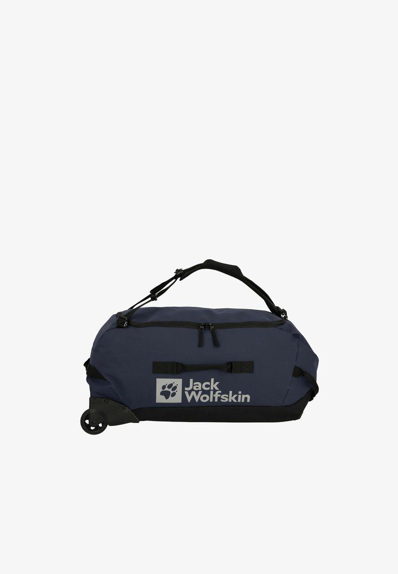 Sac de voyage bleu marine avec une base noire, présentant un logo, des doubles zippers et des roues pour la mobilité. Tissu durable avec une finition texturée.
