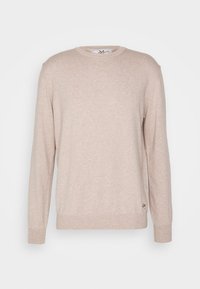 Beżowy sweter dzianinowy z długimi rękawami i okrągłym dekoltem. Posiada mały detal z logo na dolnym lewym rogu. Miękka, teksturowana tkanina.