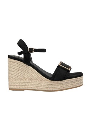 Sandalo con zeppa in suede nero e piattaforma in corda di juta, dotato di un cinturino alla caviglia regolabile e un accento in metallo color oro.