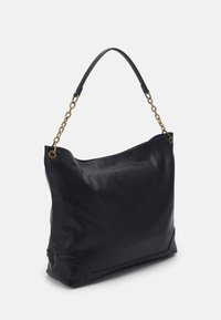 Czarna skórzana torebka o miękkiej, gładkiej fakturze. Posiada pasek z łańcuszkiem i luźny kształt. Brak widocznych metalowych elementów lub wzorów.