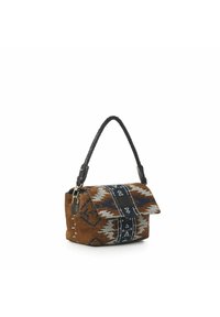Borsa intrecciata marrone con motivi geometrici blu e bianchi, forma rettangolare, chiusura con pattina e manico intrecciato nero.