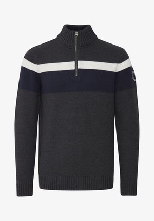 Tamno sivi pleteni pulover s visokim ovratnikom, s zatvaračem na zippy, s bijelim i mornarskoplavim prugama na prsima. Rebrasti manžeti i donji rub.