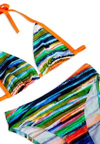 Zestaw bikini w wielokolorowym wzorze falistym w kolorach zielonym, niebieskim i pomarańczowym; obejmuje trójkątny stanik z regulowanymi pomarańczowymi ramiączkami oraz pasujące majtki.