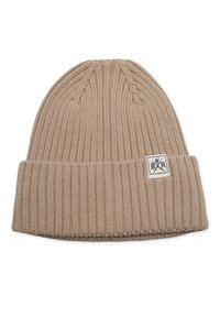 Beige strikket beanie-hue med ribbet tekstur, fold-down cuff og et lille rektangulært logo-patch på forsiden.