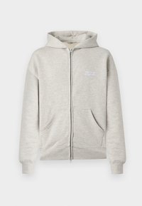 Gaiši pelēks pildzips džemperis ar priekšējām kabatām, ribveida aprocēm un apakšmalu, kā arī baltu uzrakstu "the new originals" uz kreisā krūšdaļas.