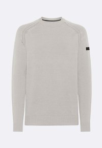 Maglione grigio chiaro a maniche lunghe in maglia con collo rotondo, polsini e orlo a costine, e una piccola toppa nera sulla parte superiore della manica sinistra.