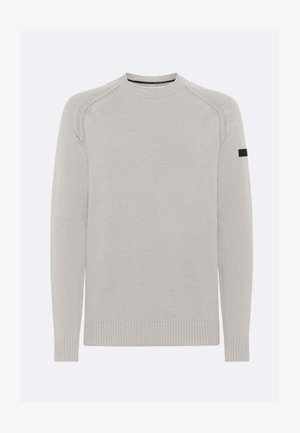 Maglione grigio chiaro a maniche lunghe in maglia con collo rotondo, polsini e orlo a costine, e una piccola toppa nera sulla parte superiore della manica sinistra.