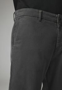 Graue Hose aus weichem Stoff, mit geradem Schnitt, Seitentaschen und einem klassischen Bund mit Gürtelschlaufen.