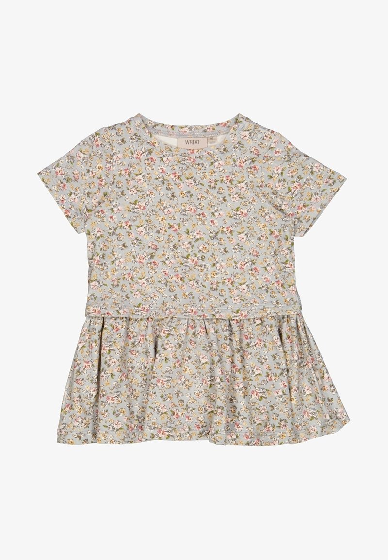 Robe bébé à manches courtes avec imprimé floral pastel sur tissu bleu clair et détail de jupe froncée.