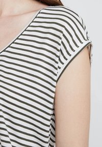 Pieces Triko s potiskem - white