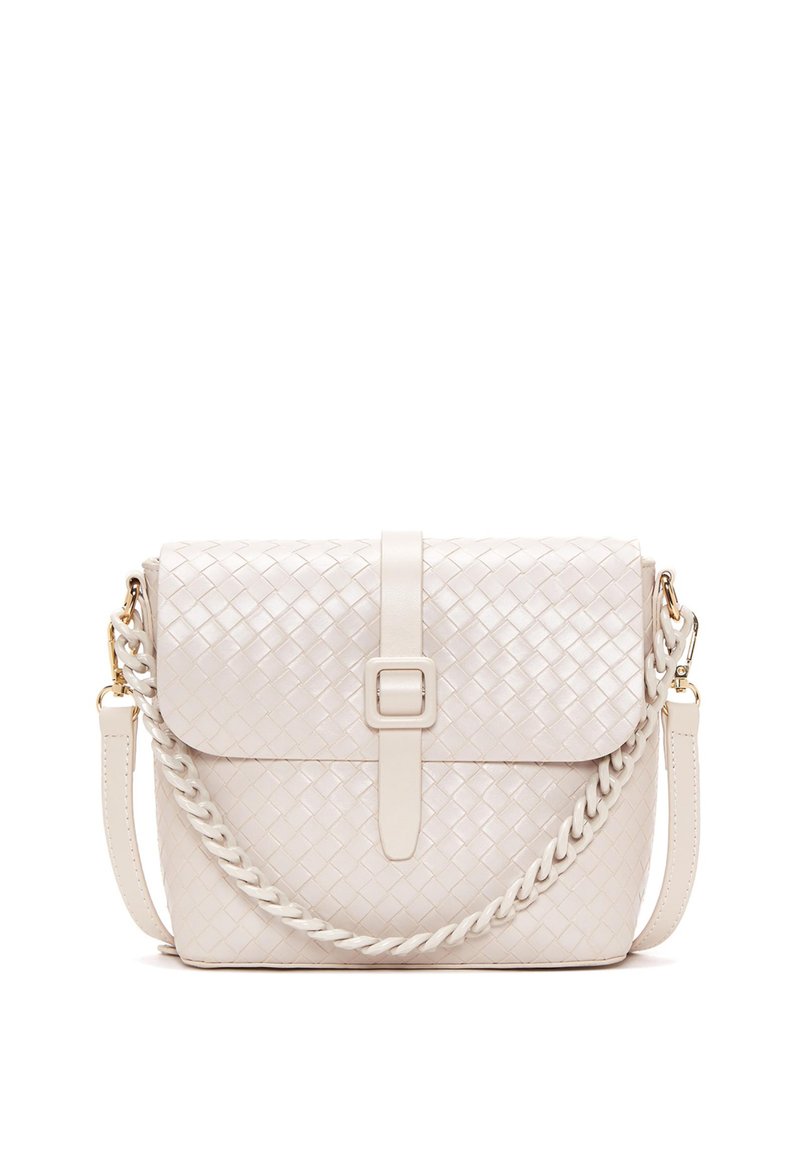 Borsa a tracolla in pelle intrecciata di colore panna chiaro, con un frontale piatto, chiusura a gancio e dettaglio della tracolla intrecciato. Accessori in tonalità oro.