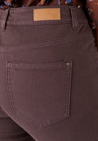 Non sélectionné, marron foncé