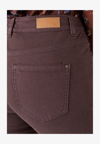 Non selezionato, marron foncé