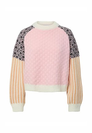 Stickad tröja med en rosa kropp med texturerade mönster, krämfärgad halsringning, mönstrade axlar i svart och vitt, och randiga orange ärmar.