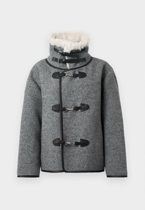 Szürke gyapjú kabát magas gallérral, műszőrme díszítéssel, fekete bőrből készültkapcsolókkal és texturált halszálka mintázattal.