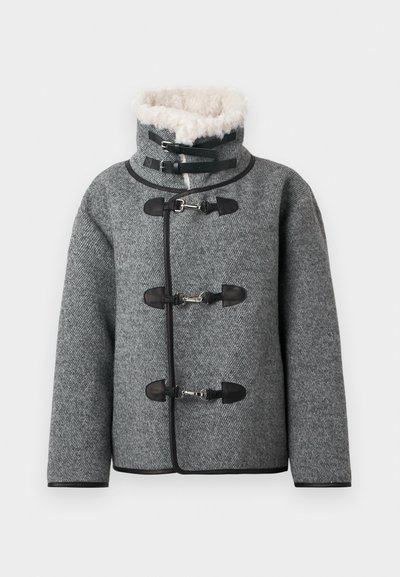 Sivi vunene kaput s visokim ovratnikom, s lažnom krznom oko ruba, crnim kožnim kopčama i teksturiranim ribljim kostima.