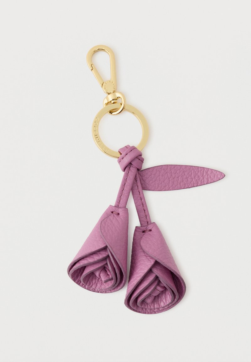 Portachiavi in pelle viola caratterizzato da due petali a forma di rosa, un anello circolare dorato e un gancio a molla per il fissaggio. Finitura testurizzata visibile.