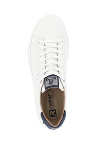 Sneaker bianca con una tomaia in pelle liscia, punta tonda e dettagli navy a contrasto sul tallone e sulla linguetta. Presenta lacci bianchi piatti.