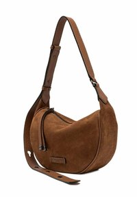 Borsa a spalla in suede marrone a forma di mezzaluna, con tracolla in pelle regolabile e chiusura con zip, appoggiata su uno sfondo bianco.